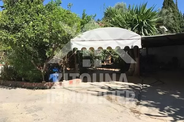 A vendre une villa avec des locaux commerciaux à la Marsa ville