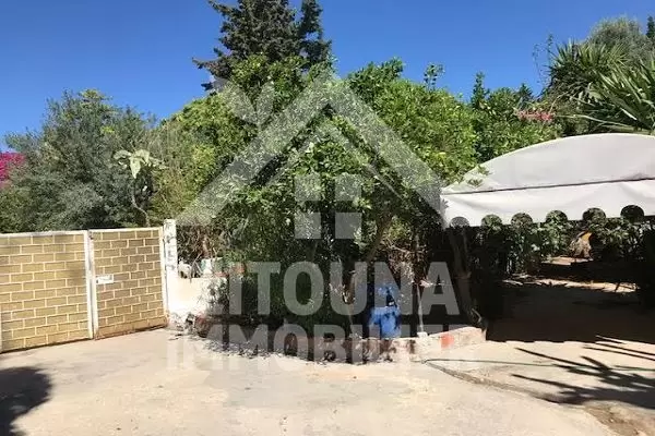 A vendre une villa avec des locaux commerciaux à la Marsa ville