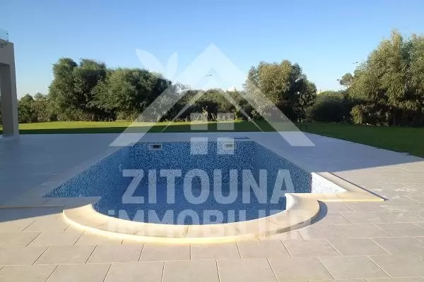 À Louer : Rez-de-Chaussée de Villa de Prestige à Gammarth