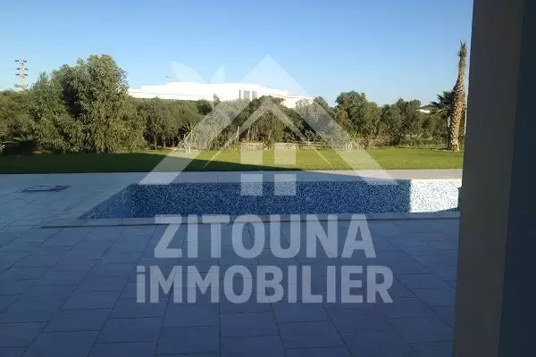 À Louer : Rez-de-Chaussée de Villa de Prestige à Gammarth