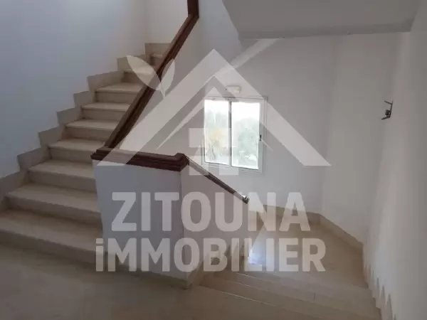 A louer un appartement meublé ou bien non meublé de haut standing dans une résidence bien gardée et proche de toutes commoditées à la Marsa