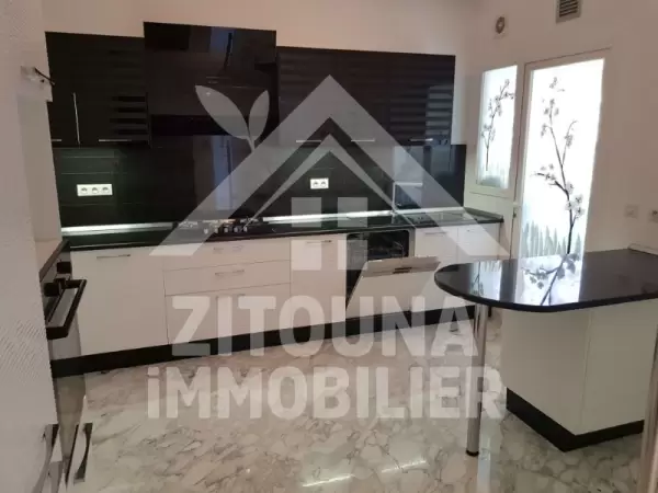 A louer un appartement meublé ou bien non meublé de haut standing dans une résidence bien gardée et proche de toutes commoditées à la Marsa