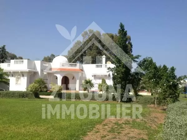 A vendre une villa avec un grand jardin