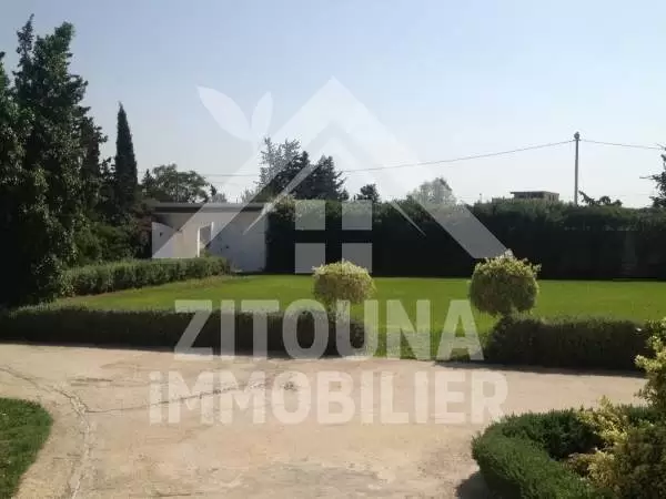 A vendre une villa avec un grand jardin