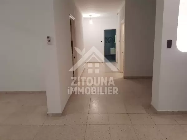 A louer un étage de villa à la Marsa (4036)