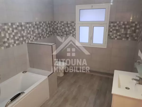 A louer un étage de villa à la Marsa (4036)