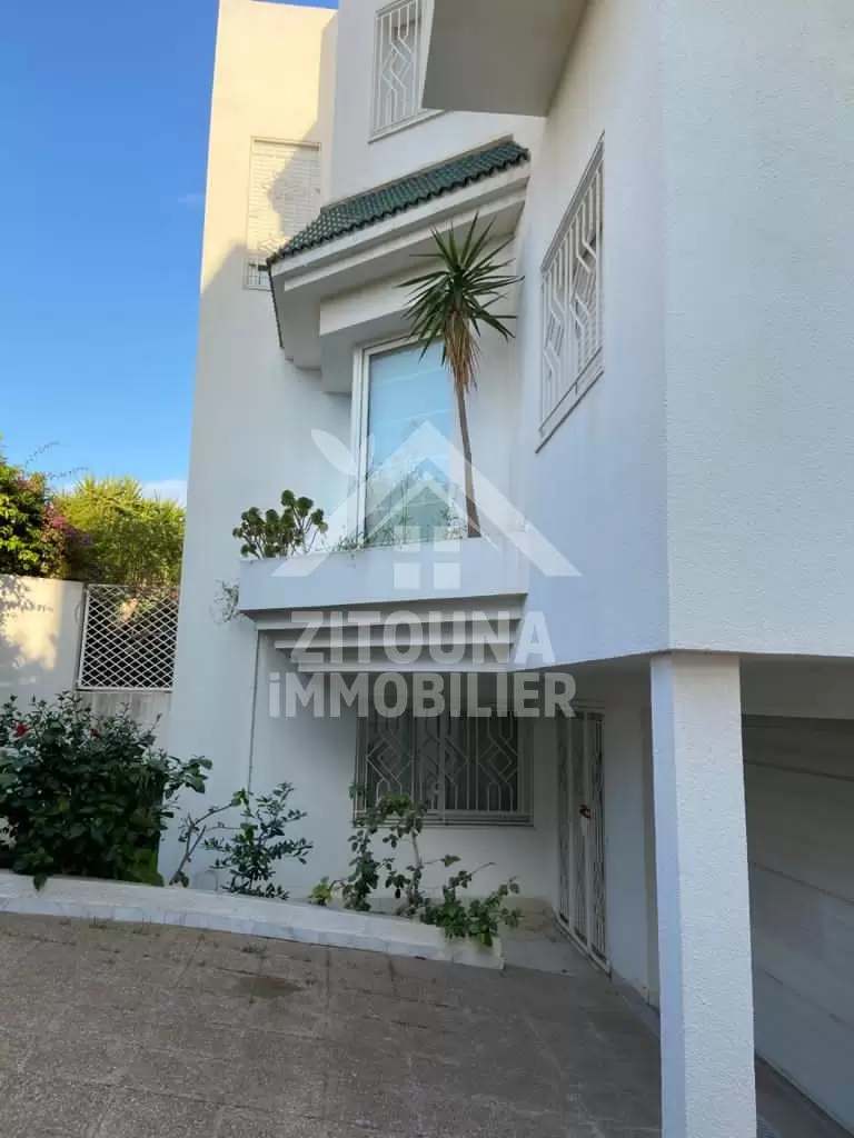 A vendre une villa de maître à cité Ennasr 2