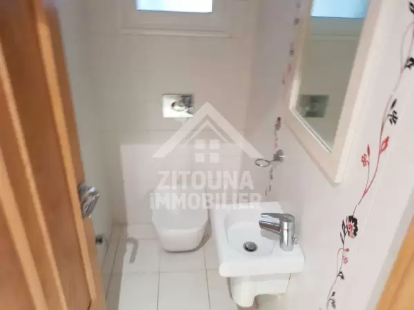 A louer un appartement avec piscine dans un quartier résidentiel gardée aux les jardins de carthage (3802)