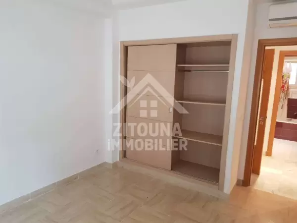 A louer un appartement avec piscine dans un quartier résidentiel gardée aux les jardins de carthage (3802)