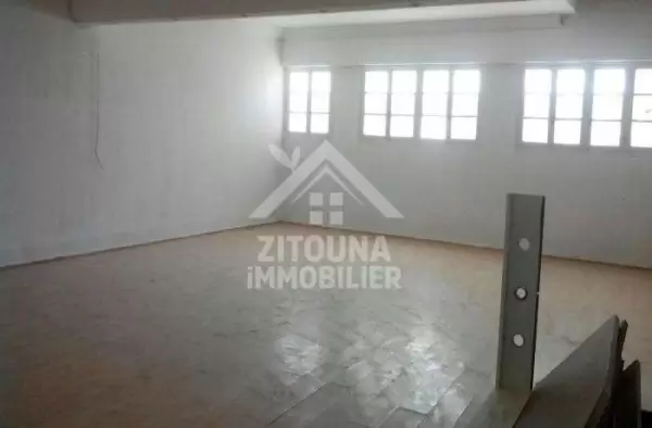 immeuble fond et mur à la soukra