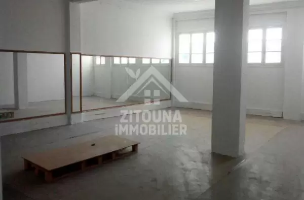 immeuble fond et mur à la soukra