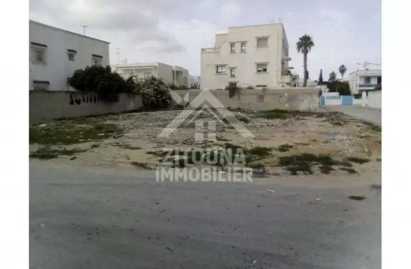 Terrain à la route de relais