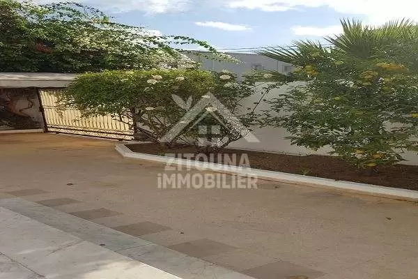 A louer une belle villa à cité la roseraie La Marsa(AM3267)