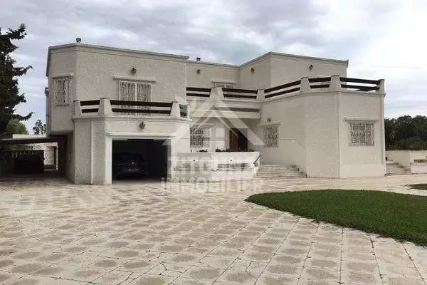 A louer une villa meublée avec studio à Chotrana 1(AM3255)