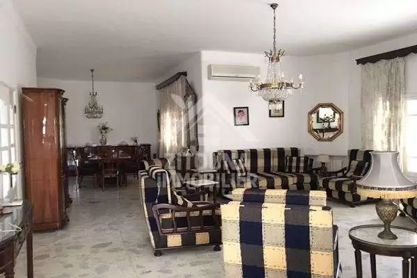 A louer une villa meublée avec studio à Chotrana 1(AM3255)