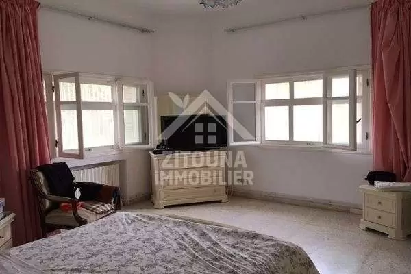 A louer une villa meublée avec studio à Chotrana 1(AM3255)