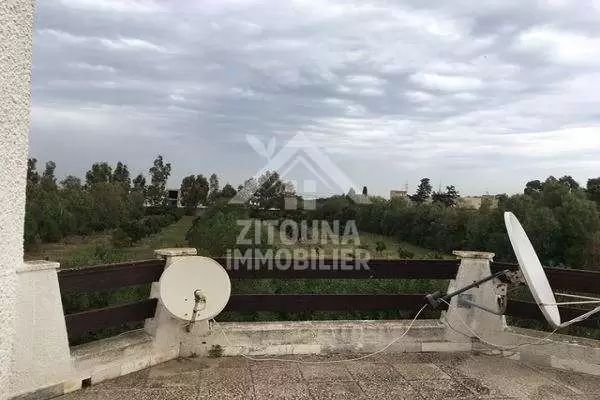 A louer une villa meublée avec studio à Chotrana 1(AM3255)