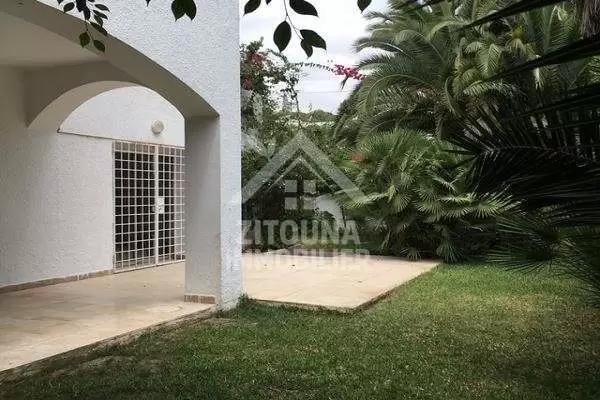 une villa a louer avec vue sur mer à la Marsa(3161)