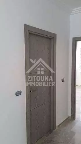 A louer un bel appartement dans un quartier résidentiel très calme à la marsa(4127)