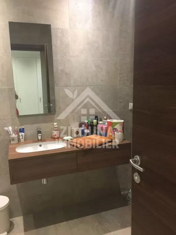 A louer un bel appartement avec piscine dans un quartier résidentiel calme au jardins de Carthage (4149)