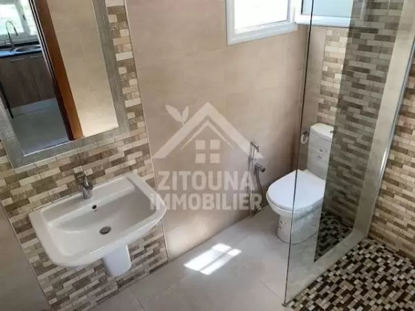 A louer un bel appartement avec piscine dans un quartier résidentiel calme au jardins de Carthage (4149)