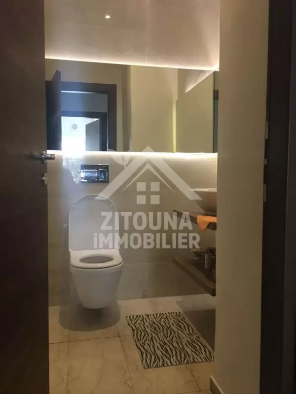 A louer un bel appartement avec piscine dans un quartier résidentiel calme au jardins de Carthage (4149)