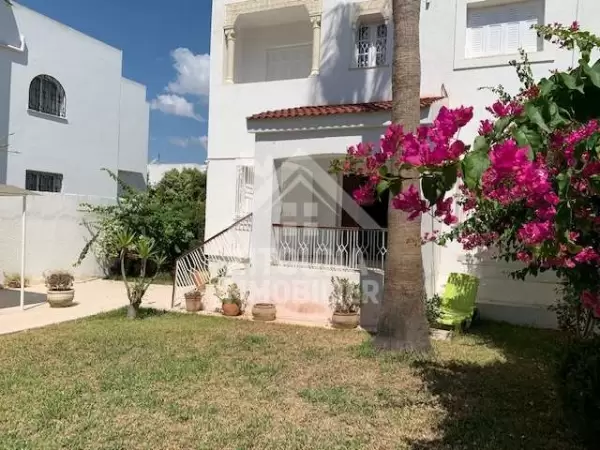 A louer une belle villa avec un grand jardin à cité les pins (4157)