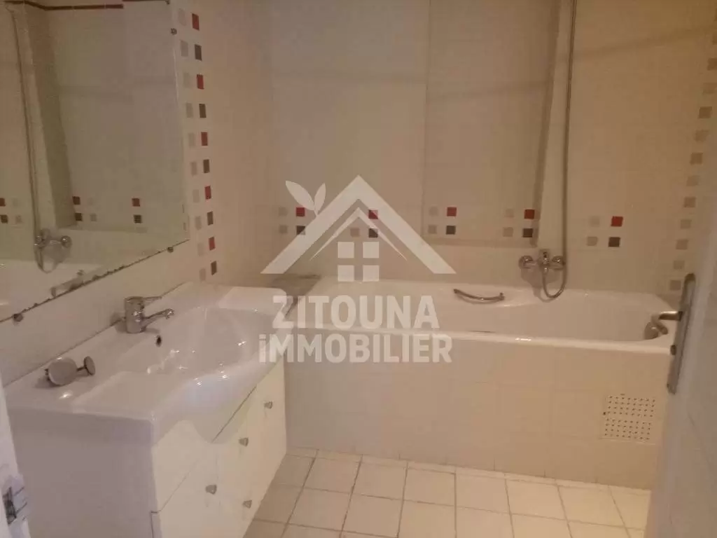 A louer un très bel appartement avec vue sur mer à la marsa plage (169)