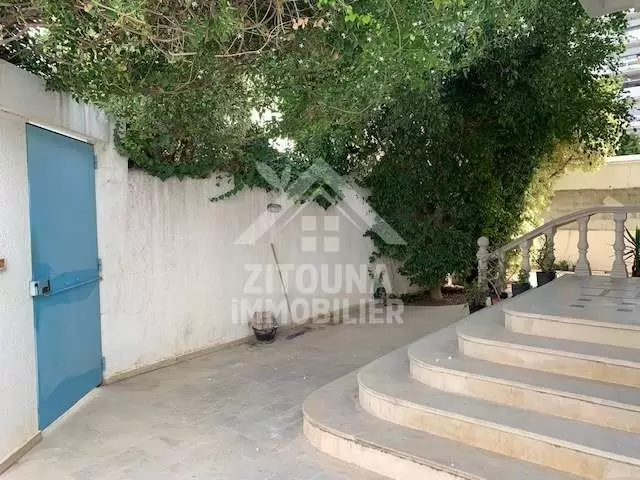 A vendre une villa de 450 m2 à Ain Zaghouen