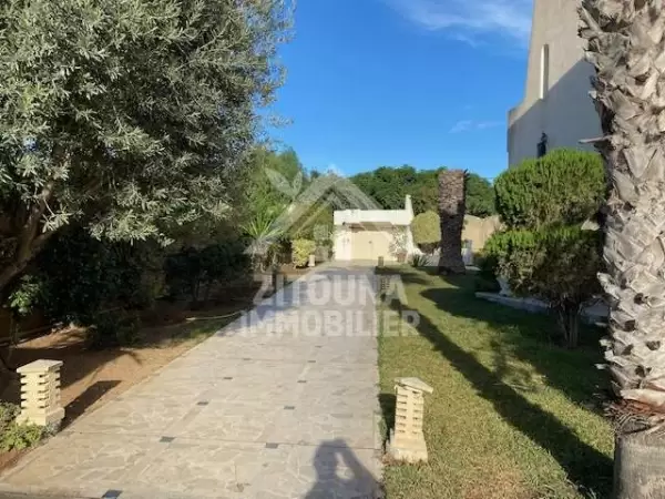 A louer une villa de maitre à La Soukra