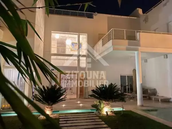 A vendre une villa luxueuse à la Soukra