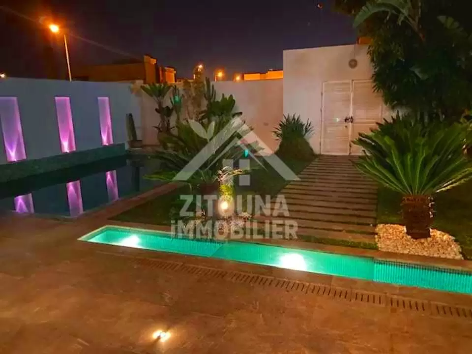 A vendre une villa luxueuse à la Soukra