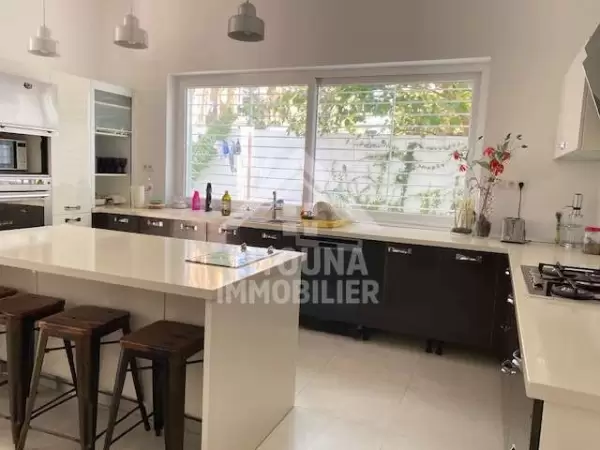 A vendre une villa luxueuse à la Soukra