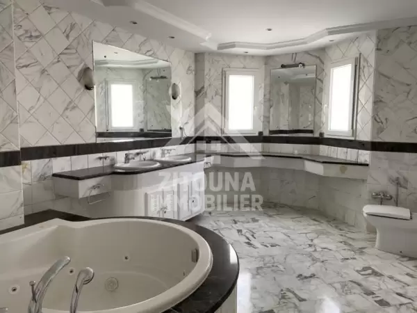 A louer une villa de maître à Cité Ennaser 2