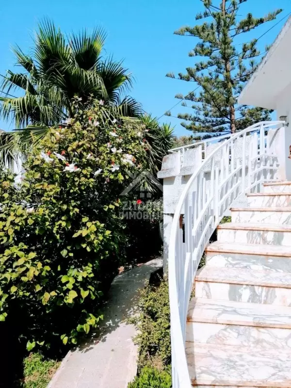 A louer un rez de chaussée de villa semi meublé avec entrée indépendante à Gammarth supérieur