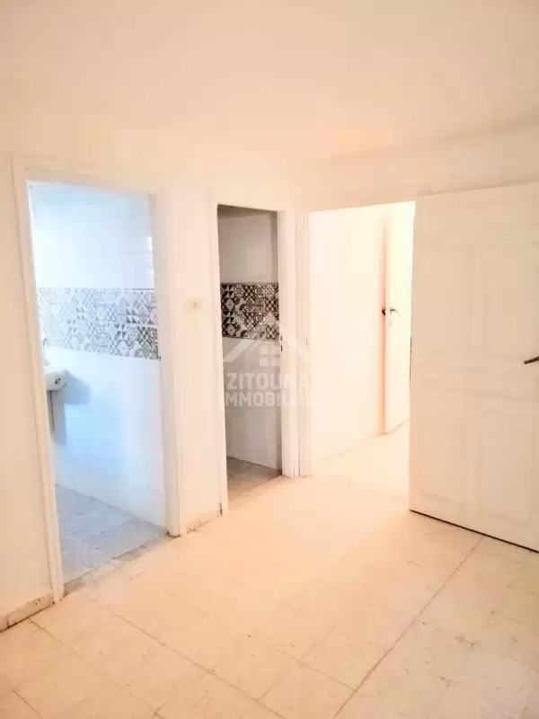A louer un rez de chaussée de villa semi meublé avec entrée indépendante à Gammarth supérieur