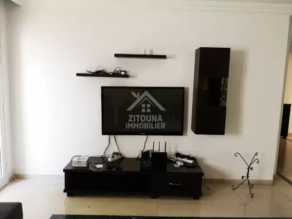 A louer un spacieux appartement meublé à La Marsa, proche de toutes les commodités.