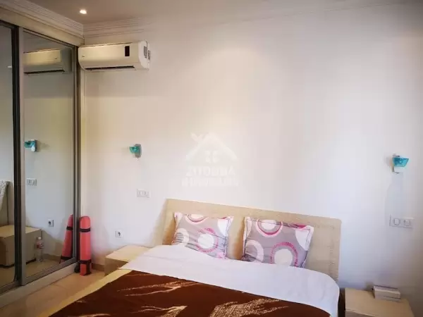 A louer un spacieux appartement meublé à La Marsa, proche de toutes les commodités.