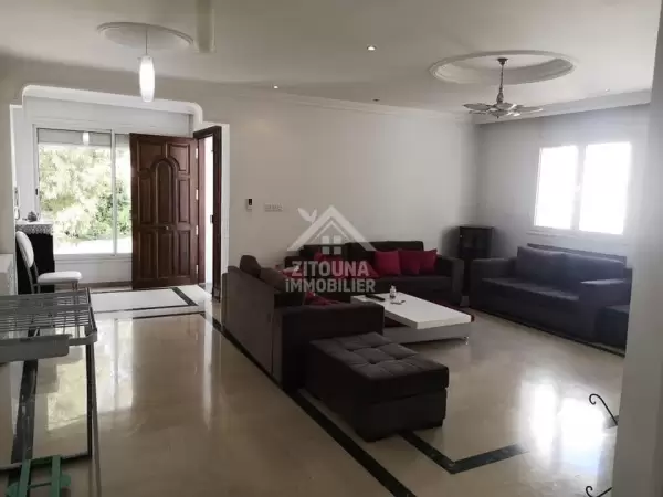A louer un spacieux appartement meublé à La Marsa, proche de toutes les commodités.
