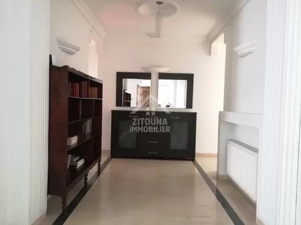 A louer un spacieux appartement meublé à La Marsa, proche de toutes les commodités.