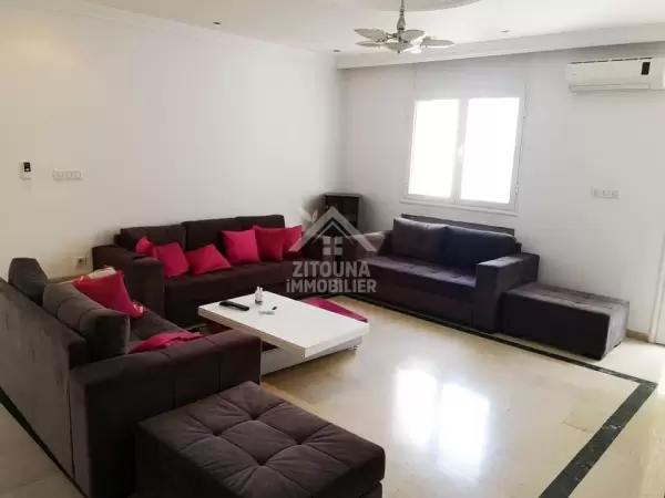 A louer un spacieux appartement meublé à La Marsa, proche de toutes les commodités.