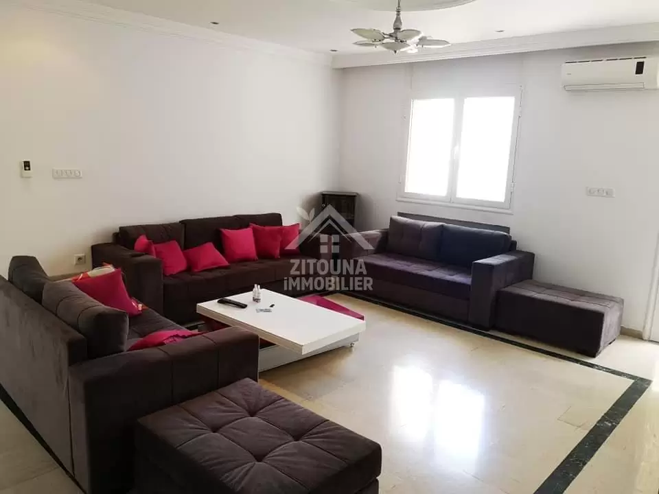 A louer un spacieux appartement meublé à La Marsa, proche de toutes les commodités.