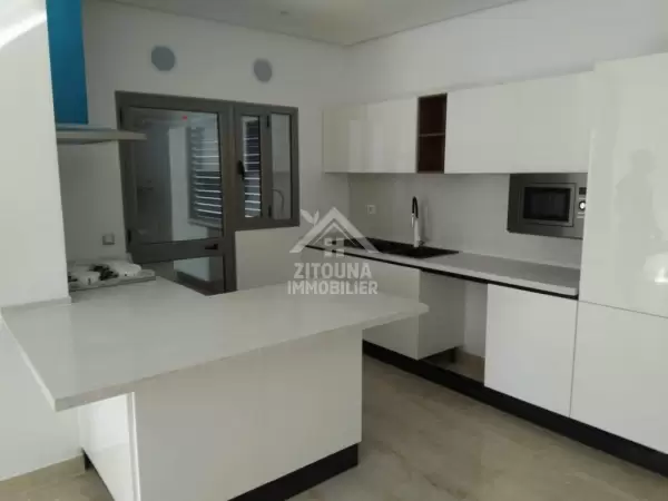 A louer un bel appartement avec jardin à Sidi Daoud