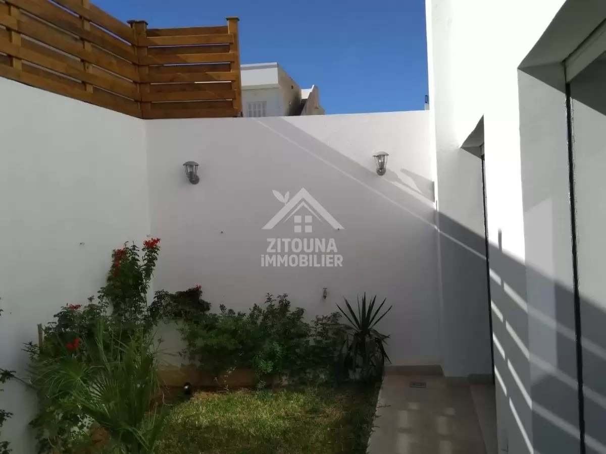 A louer un bel appartement avec jardin à Sidi Daoud