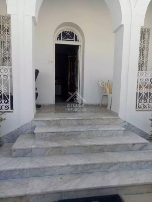 A louer un beau rez de chaussée de villa pied dans l'eau à la Marsa Sidi Abdelaziz