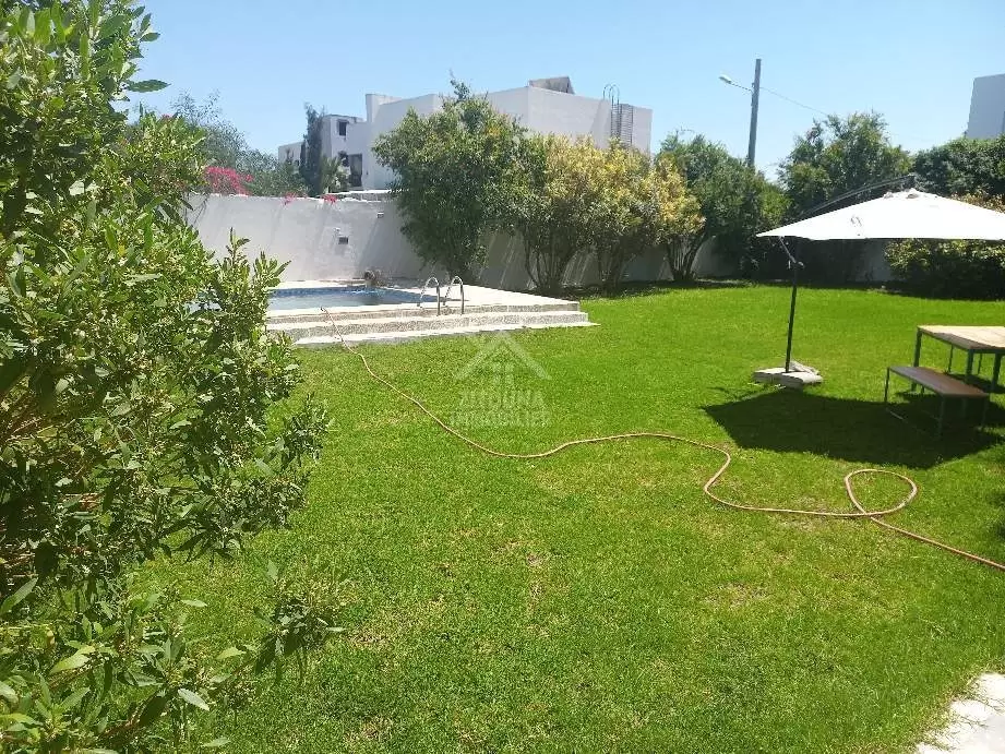 A louer une belle Villa de style américain avec un grand jardin et piscine à Chotrana 3