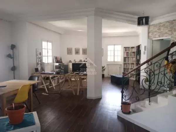 A louer une belle Villa de style américain avec un grand jardin et piscine à Chotrana 3