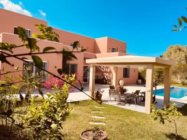 A louer une belle villa de style hacienda à La Soukra