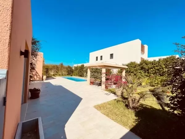 A louer une belle villa de style hacienda à La Soukra