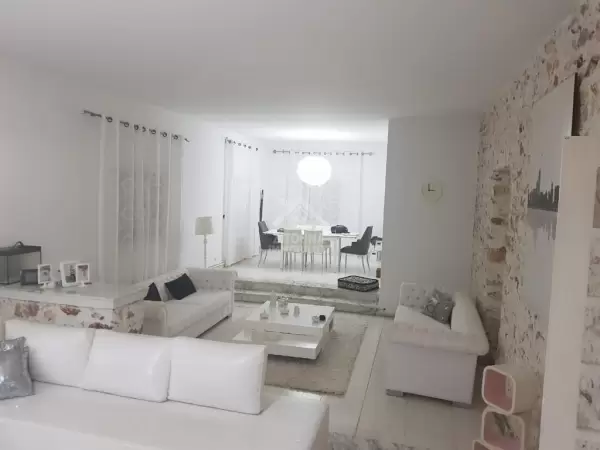 A vendre une maison sur deux niveaux à Cité Ghazala